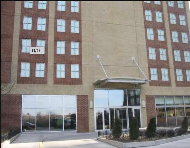 Building Photo - 645 N Kingsbury St Unit 906