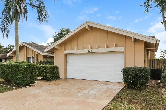 Photo - 12340 Old Country Rd S