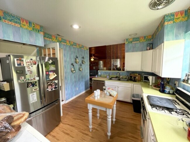 Photo - Beautiful 4 Bedroom, 2 Bathroom House Near...