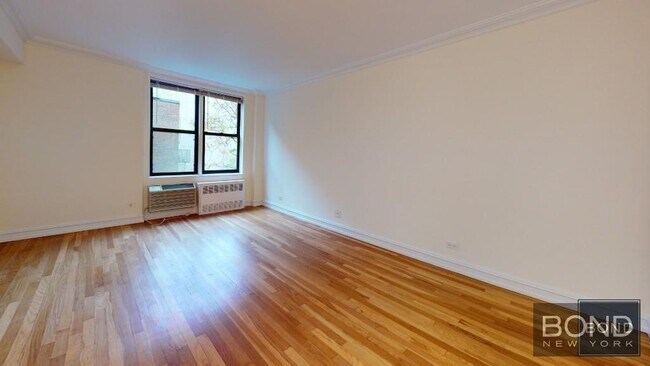Building Photo - 305 W 13th St Rental
