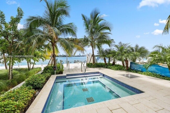 Building Photo - 1000 West Ave Unit 1504