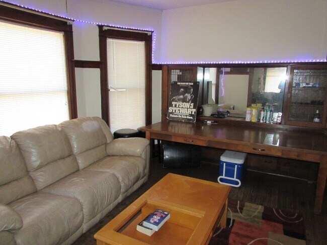 Photo - Spacious Madison 5-Bedroom with Yard, Park... Unit 537