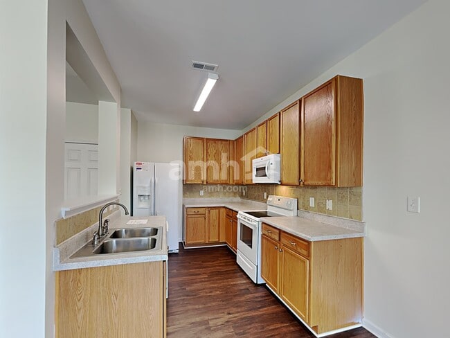 Photo - 1009 Skillbeck Rd