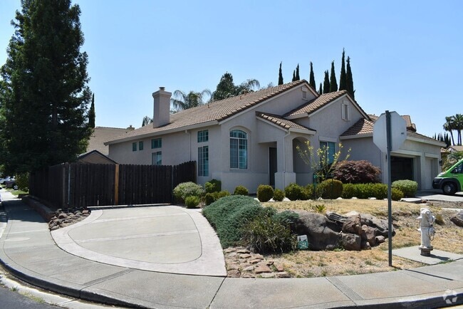 Building Photo - Browns Valley home with Boat and RV parkin...