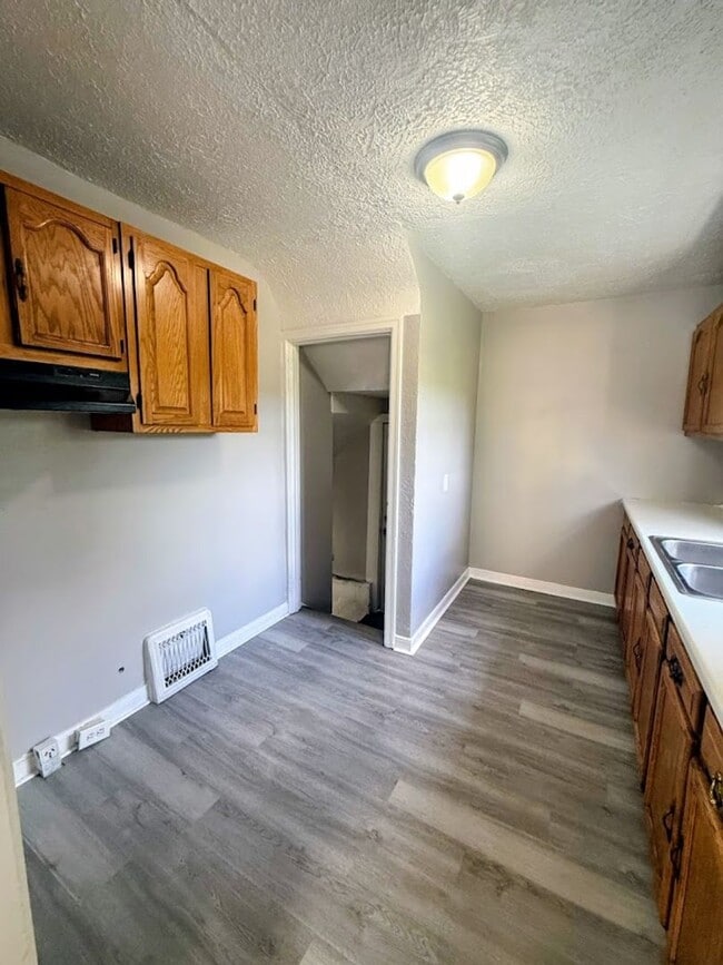 Photo - 3 bedroom 1 bath single family home for rent - Akron OH