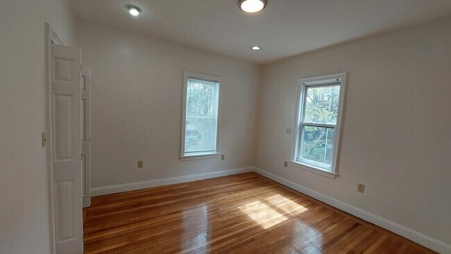 Photo - 167 King St