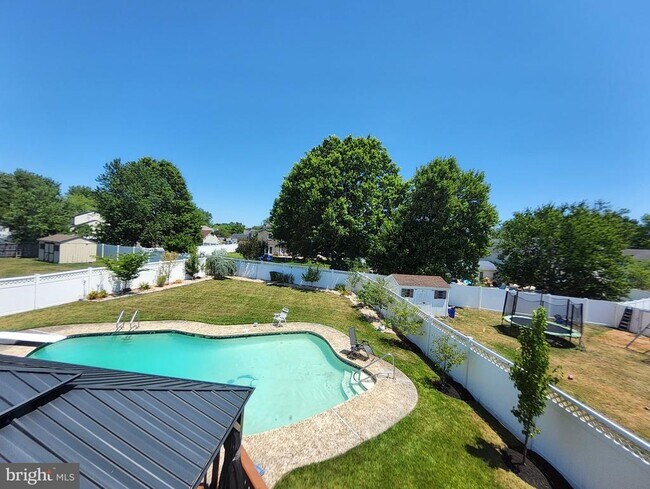 Photo - 504 Parliament Rd
