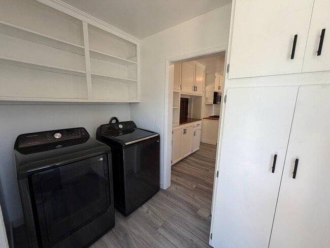 Photo - 13422 Oxnard St