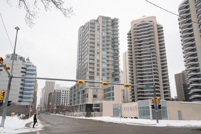 Building Photo - 1025-2105 5 Ave SW