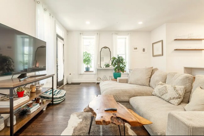 Photo - 1006 Monroe St NW Unidad Bright 3.5BR  3.5 BA