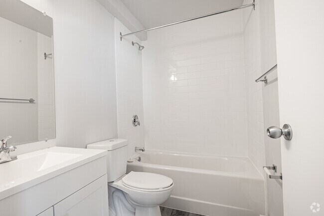 2 Br, 1 Ba - 979 SF - Bathroom - The Riversides - 1591 Lycee Place