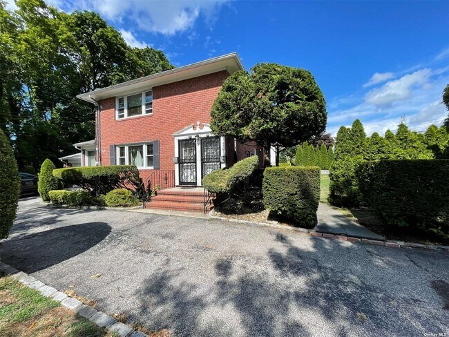 107 Searingtown Rd  