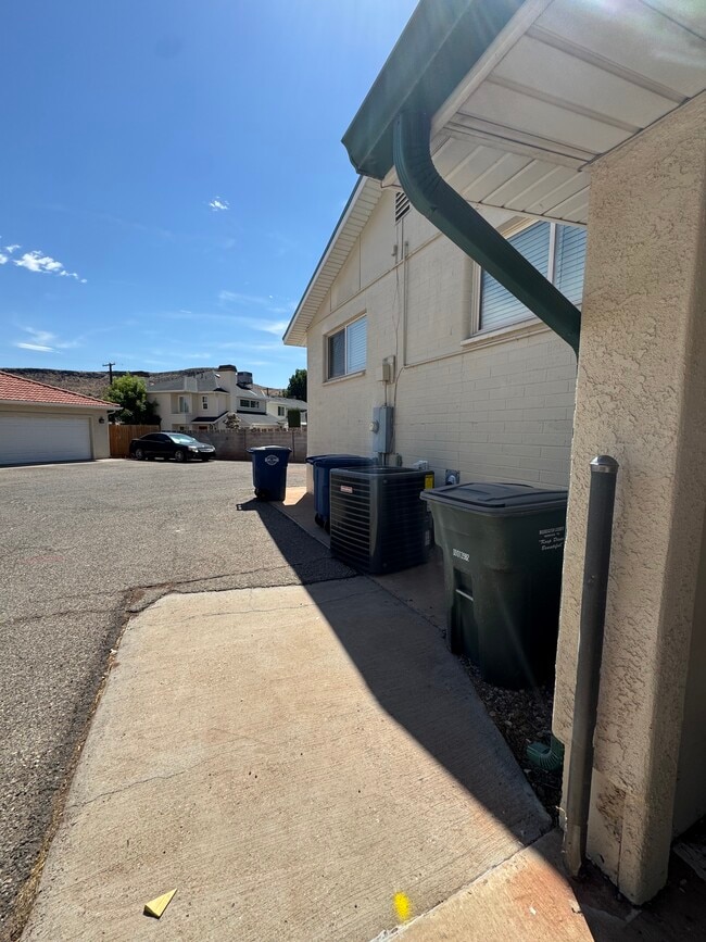 Photo - 461 Diagonal St
