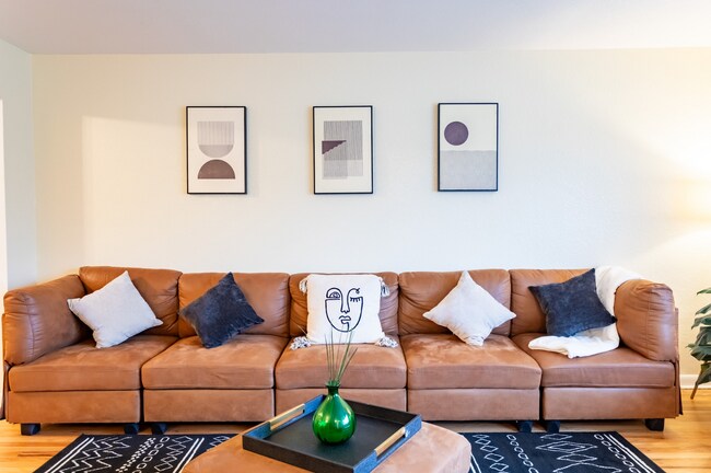Photo - Spacious Updated Unit of Quadplex Availabl... Unidad #3243 A