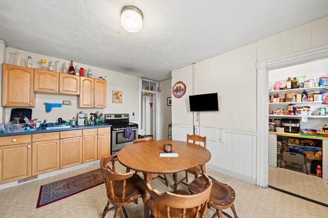 Building Photo - 50 Fisher Ave Unit B2