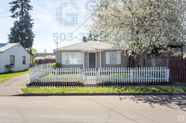 Building Photo - Two Bedroom Bungalow Available in Lents Ne... Rental