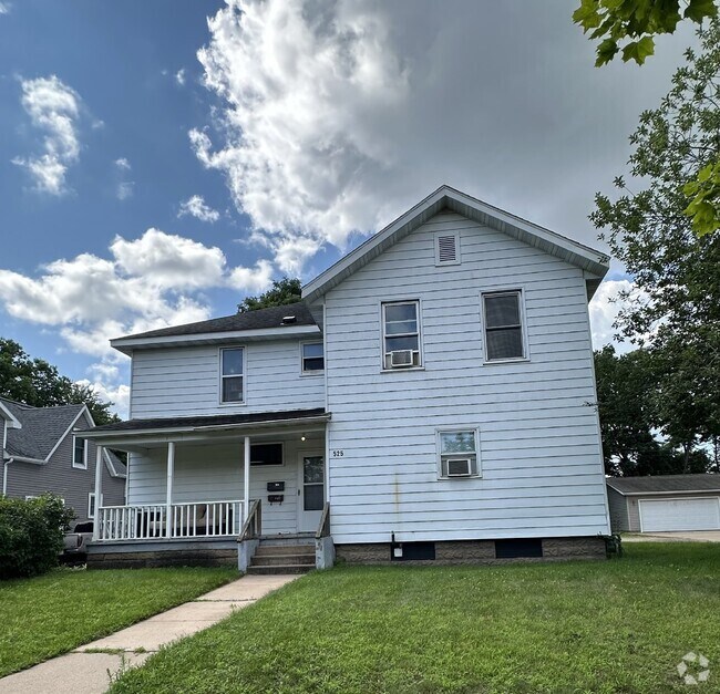 Building Photo - Great 3 Bed 2 Bath close to UWEC! Availabl... Rental