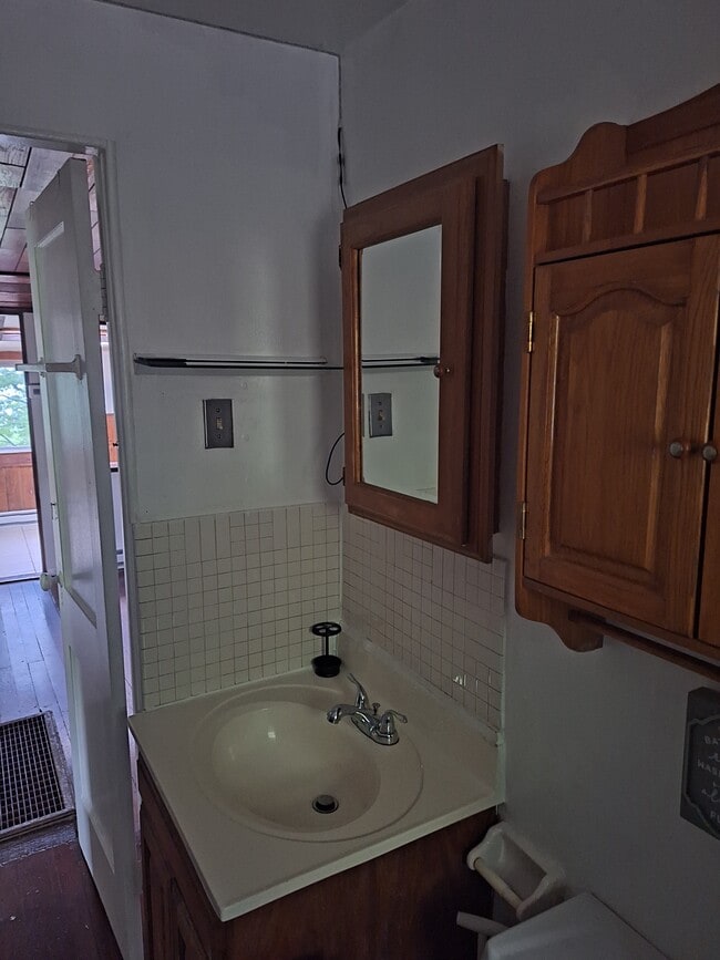 Photo - 33 Oakwood Trail S