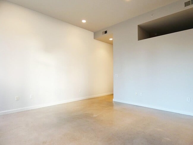 Photo - 507 Sabine St Unit 704