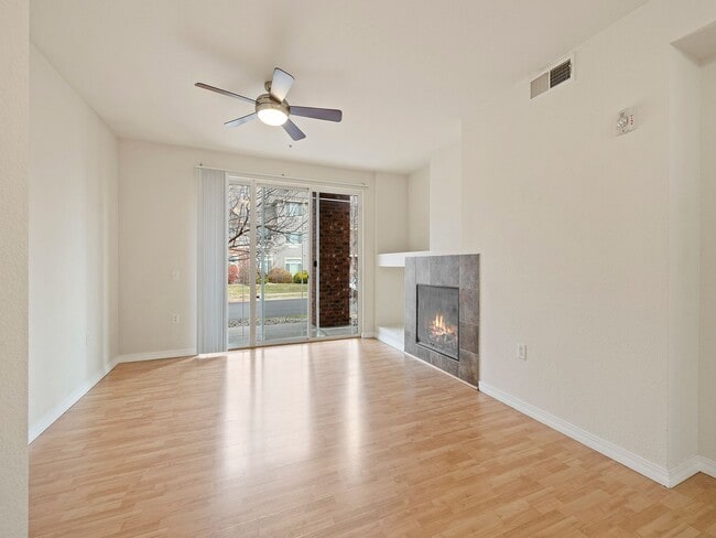 Building Photo - 2 bed 2 Bath Condo with Community Pool!