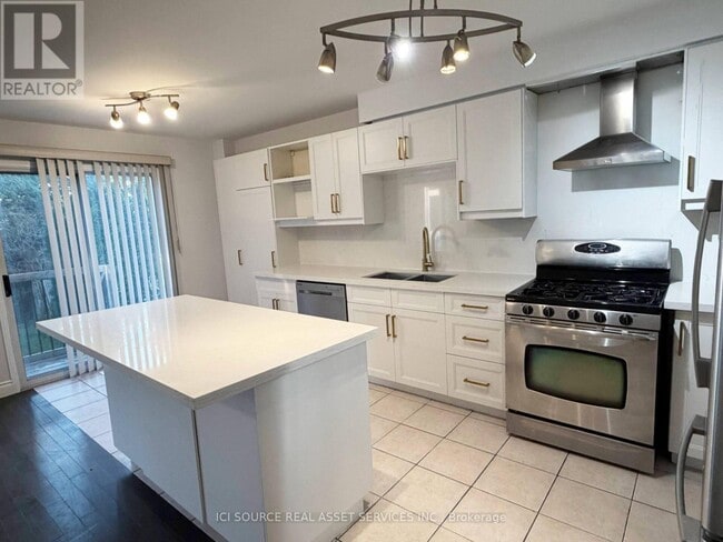 Photo - 7176 Harding Crescent