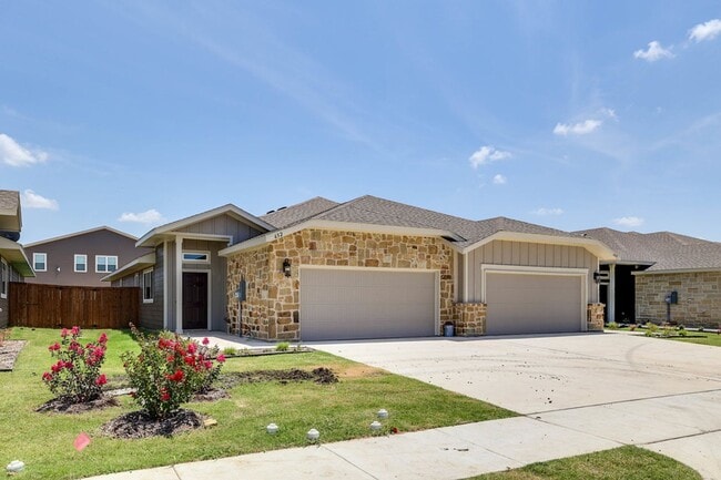 Building Photo - GORGEOUS 4 BEDROOM DUPLEX LOCATED IN MIDLOTHIAN ISD!