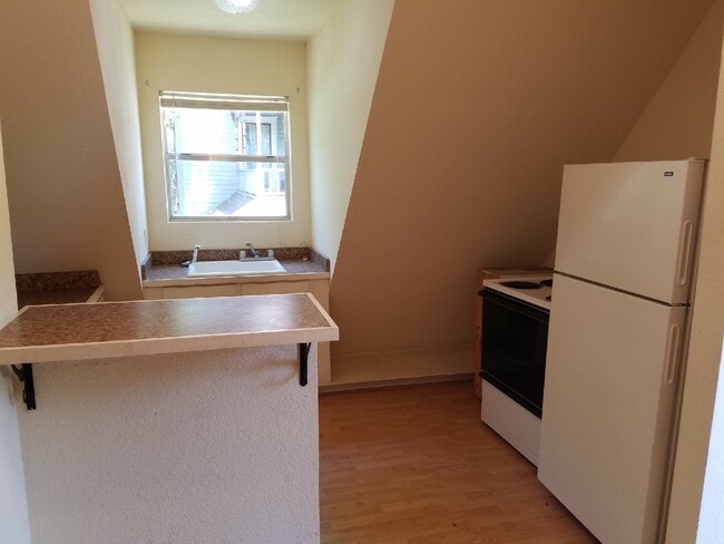 Photo - 619 Washburn St Unidad Garage Apt.