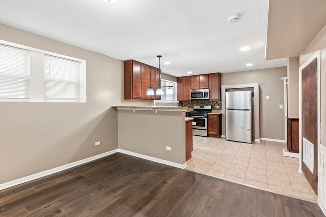 Photo - 323 Memorial Dr