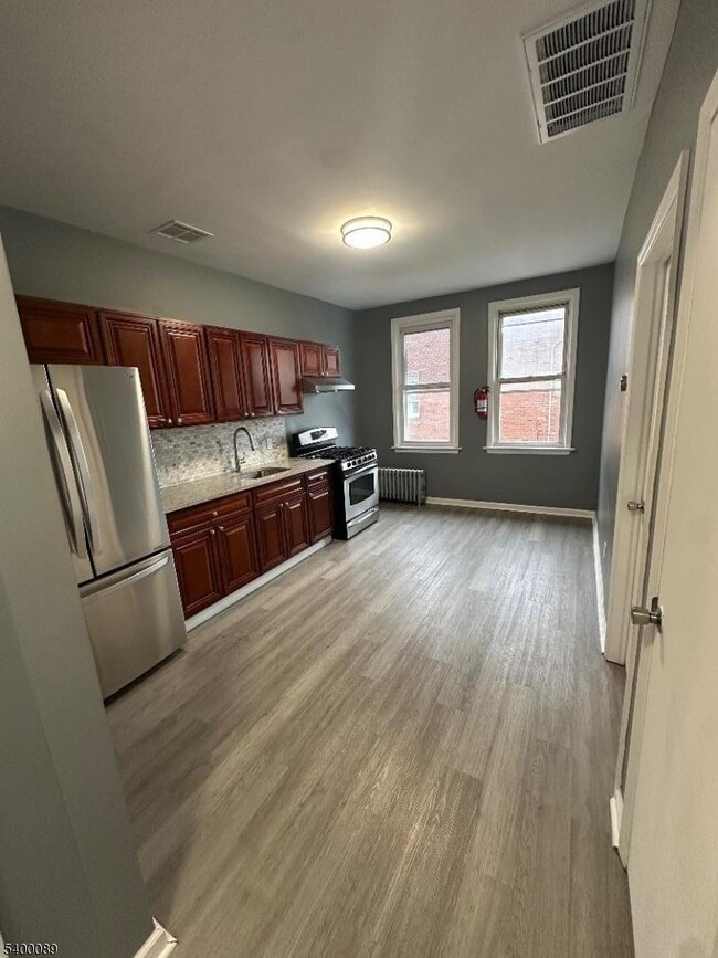 Photo - 255-257 E 16th St