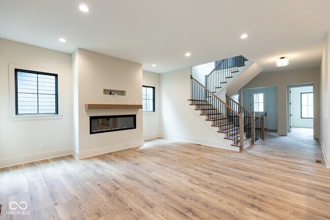 Photo - 871 Rosemary Gdns