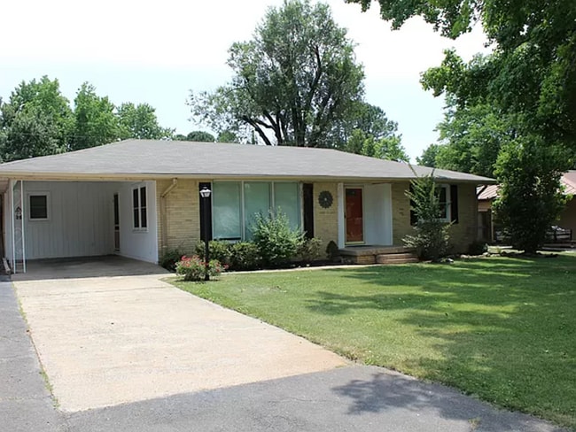 Building Photo - Welcome Home - 3 Bedroom 1.5 Bathroom Fami...