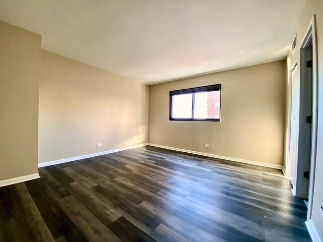 Photo - 6150 N Kenmore Ave