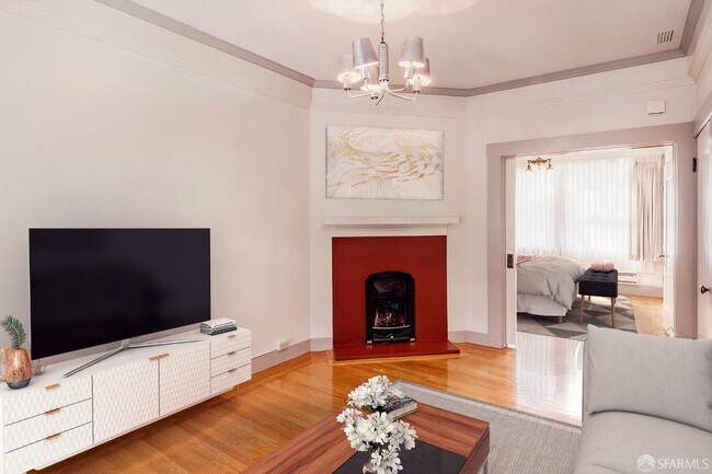 Photo - 1463 Hyde St