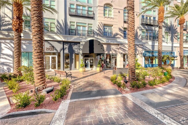Building Photo - 2240 Village Walk Dr Unit 2204 Rental