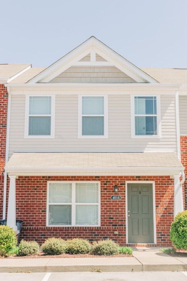 Building Photo - 3 BR/ 2.5 BA Townhome in Somerset Springs ...