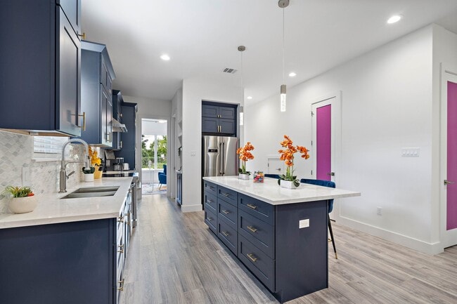 Building Photo - 207 E 38th St