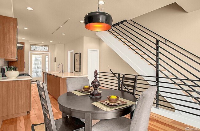Photo - 3bd/2.25ba Issaquah Townhome