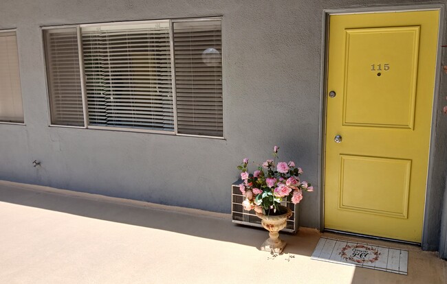 ESTUDIO 115 EN LA PRIMERA PLANTA - 3293 Cahuenga Blvd- ALL UTILITIES INCLUDED