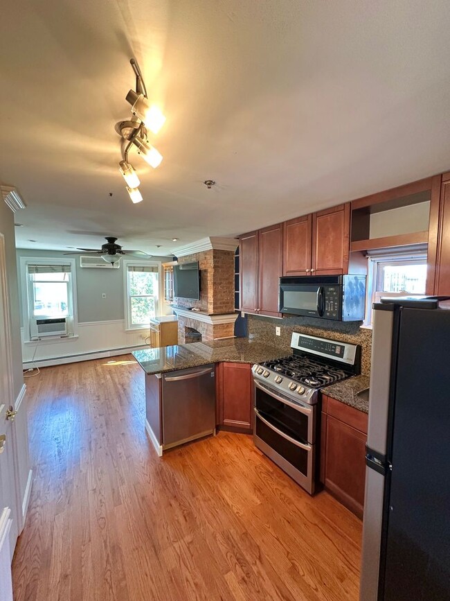 Building Photo - 466 Monmouth St Rental
