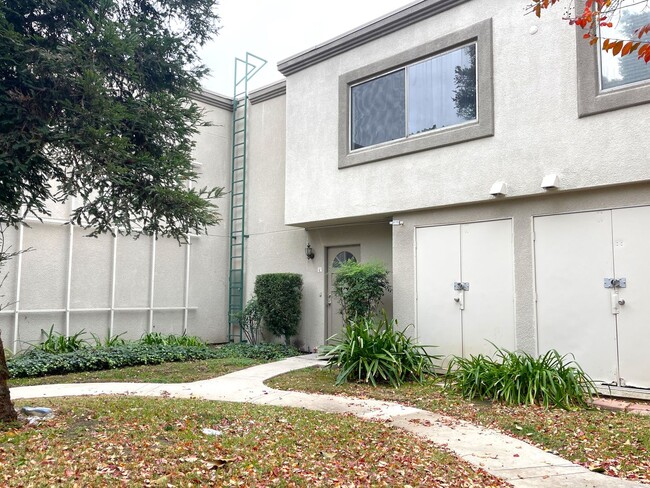 New 3 bd/2.5 bath Townhouse by CSUN. - New 3 bd/2.5 bath Townhouse by CSUN.