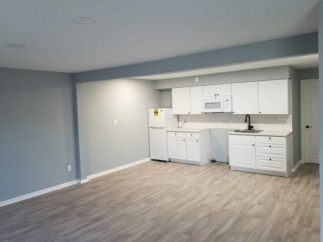 Building Photo - 719 N Michigan Ave Unit A Rental