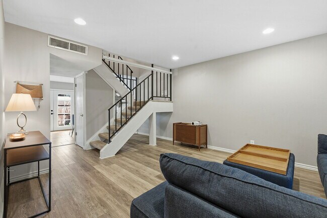 Photo - 905 Silver Quail Ln