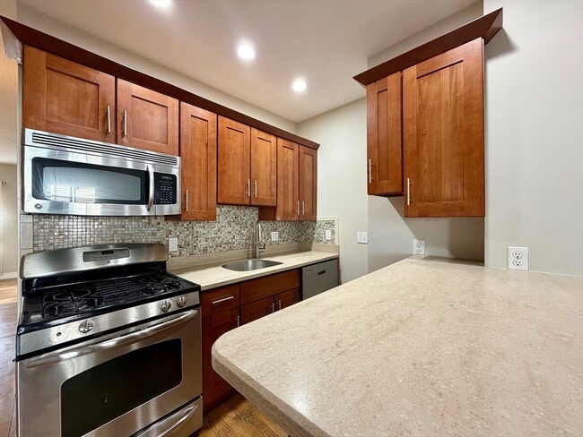 Building Photo - 512 E 3rd St Unit 1