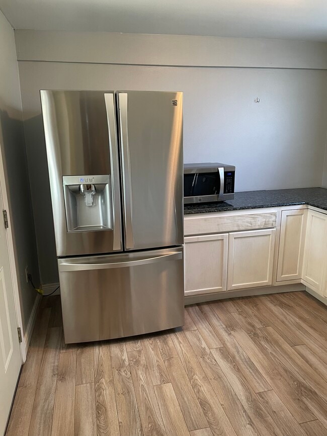 Laundry room - 925 Tyler Ave