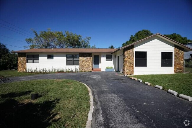 Building Photo - 107 SE 35th Ave Rental