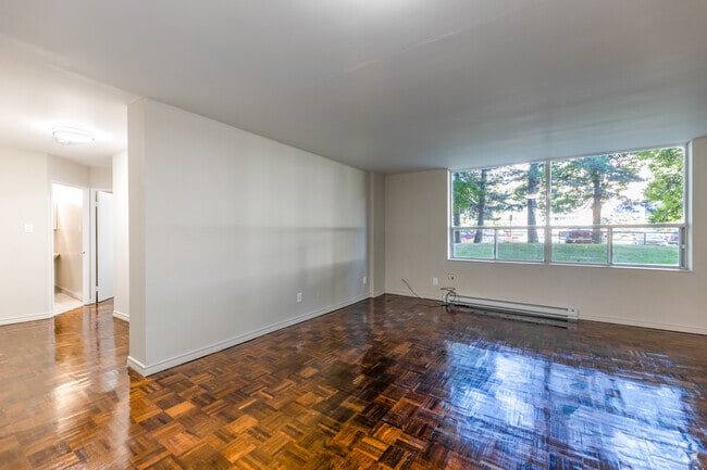 2BR, 1BA - Living Room - 21 Welsford Gdns