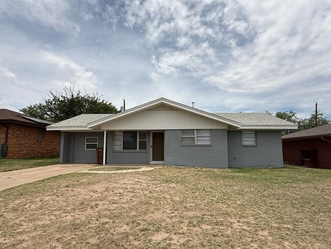 Large 4/2 with fenced in back yard - Large 4/2 with fenced in back yard House