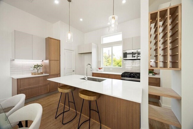 Photo - 1737 Mary St