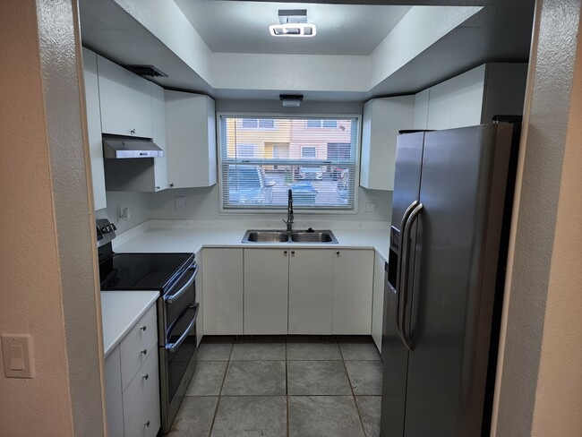 Kitchen - 3001 S Pines Dr