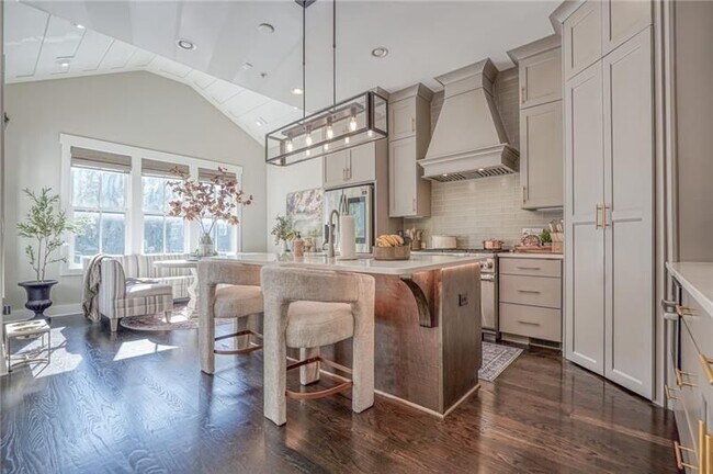 Photo - 984 Memorial Walk SE